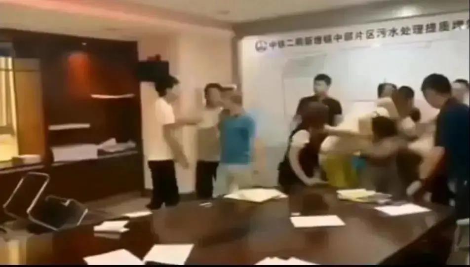 中鐵二局閥門投標(biāo)現(xiàn)場，報(bào)最低價(jià)者被“群揍”…咋回事？-